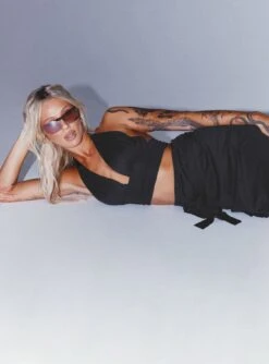 Bleeker Mini Skirt Black -Princess Polly Shop 00 modelinfo emma leigh us4 7cbafc60 eac9 49b8 8d5f 4f5b8d0b8a4c