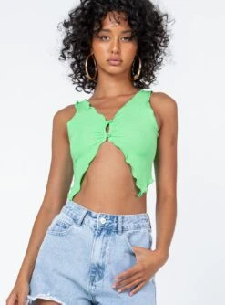 Princess Polly Amyra Top Green -Princess Polly Shop 1 modelinfo bella us2 cad97e6c 103c 428d 8ec9 3bd5e4443d20