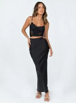 Princess Polly Roche Maxi Skirt Black -Princess Polly Shop 1 modelinfo casey us2 260ef238 438c 4710 95be 97fc4907f8da