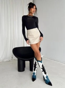 Gatewood Long Sleeve Bodysuit Black 7 Gatewood Long Sleeve Bodysuit Black -Princess Polly Shop 2 model info Josephine us2 7d16ad88 7731 4f31 ba1e 88534b780b0d