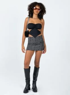 Princess Polly Conan Mini Skirt Black -Princess Polly Shop 2 modelinfo Cindy us2 d02a06bb cc90 4ce8 9909 3b514b430226