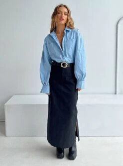 Princess Polly Datura Cargo Midi Skirt Black -Princess Polly Shop 2 modelinfo Saskia us2 d0d94ae0 961d 4b0e a3b6 d76335a88998