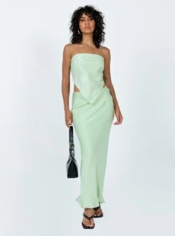 Princess Polly Jodie Maxi Skirt Green -Princess Polly Shop 2 modelinfo Tamika us2 b1d72d2c 1852 4f80 af40 62ead3565179