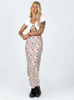Princess Polly Celena Maxi Skirt Floral -Princess Polly Shop 2 modelinfo emma leigh us4 0e298937 a891 4654 b5b7 7830966e77d4