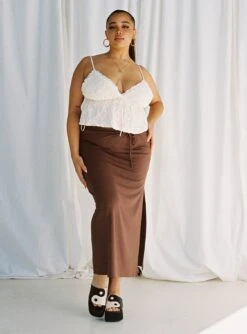 Caroline Midi Skirt Brown Curve 7 Caroline Midi Skirt Brown Curve -Princess Polly Shop 2 modelinfo miccy us14 4f912df0 9931 48b6 a7a8 21f08e7df345