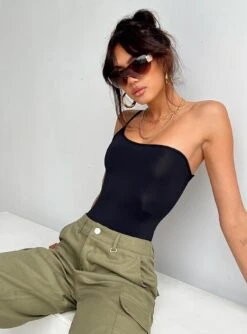 Hutter Bodysuit Black -Princess Polly Shop 3 model info Josephine us2 43e446b9 108d 4bc4 9766 16e632268fa8