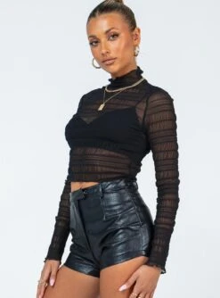 Princess Polly Maddy Long Sleeve Top Black -Princess Polly Shop 3 modelinfo Alexis us2 42686af0 5cfa 41e5 a3e4 7067ede29ab8