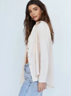 Princess Polly Mahalia Shirt Beige -Princess Polly Shop 3 modelinfo Cindy US2 ea50a08d 6453 4a39 aeaa 26dec40c21fd