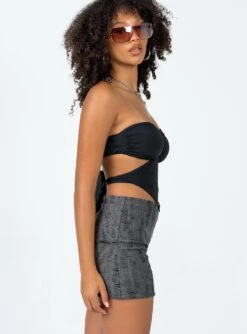 Princess Polly Conan Mini Skirt Black -Princess Polly Shop 3 modelinfo Cindy us2 12b79f92 2942 4ca9 b904 8440386b9d97