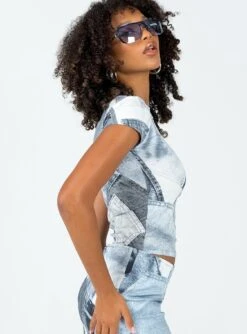 Motel Tiona Top Denim Pocket Blue -Princess Polly Shop 3 modelinfo Cindy us2 f3d928b0 ff3c 4516 b8f6 331518312cf7