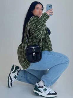 Nora Shirt Forest Green Curve -Princess Polly Shop 3 modelinfo Javi us14 4bc245ba 01a5 46a1 96e0 bf16ddb04eef