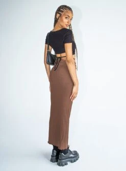 Princess Polly Leandra Maxi Skirt Brown -Princess Polly Shop 3 modelinfo Juliette us2 7bc98082 de0a 4598 8348 fab0cafd3940