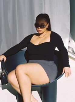 Alima Long Sleeve Top Black Curve -Princess Polly Shop 3 modelinfo Miccy us14 05c79366 494a 4773 9387 ed188a552ea4