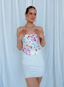 Princess Polly Oscar Mini Skirt White -Princess Polly Shop 3 modelinfo Millie us4 f9e3af34 5ba0 4250 bd25 8632b9c3c654