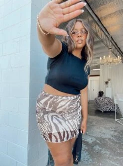 Classic Crop Tee Black Curve -Princess Polly Shop 3 modelinfo Paris us14 4853d9bb b131 4bb0 8264 cb5fb3df4588