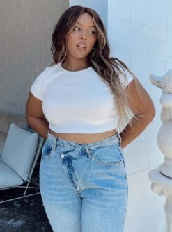 Classic Crop Tee White Curve -Princess Polly Shop 3 modelinfo Paris us14 b38137c1 7e5c 497a a3a7 49e0ac6da0b3