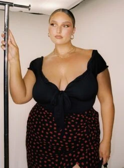 Medina Bodysuit Black Curve -Princess Polly Shop 3 modelinfo Riley us14 ea180fb9 3b22 4b17 b324 646134177ed7