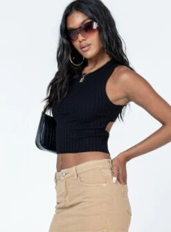 Princess Polly Cordova Top Black -Princess Polly Shop 3 modelinfo Yarelis us2 5af4236a 6ec8 4fb3 96d1 a4a23f9f984c