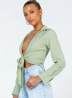 Princess Polly Gonzalo Shirt Green 8 Princess Polly Gonzalo Shirt Green -Princess Polly Shop 3 modelinfo alexis us2 83ac1cbd 85bc 42a1 a3f5 ebb633757351