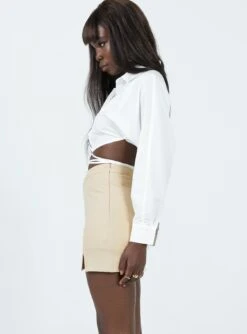 Princess Polly Ravyn Skort Beige -Princess Polly Shop 3 modelinfo cynthia us4 ae9c5aa7 ed33 419e b625 5880ee2595ca