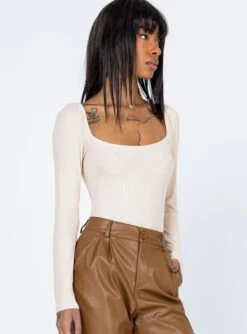 Princess Polly Charlotte Bodysuit Beige -Princess Polly Shop 3 modelinfo feturie us2 047e2117 4d13 4320 9566 b7d4c00db031