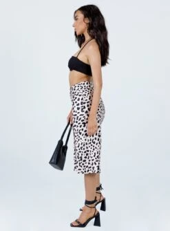 Princess Polly Nia Midi Skirt Beige -Princess Polly Shop 3 modelinfo izy US2 cafafdb3 5635 459a 86da a739f7c74830