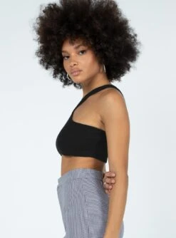 Princess Polly Analia Top Black -Princess Polly Shop 3 modelinfo jamea us4 f24a7180 cb10 41aa b0f1 f90751dd7063