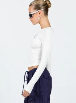 Princess Polly Horror Night Long Sleeve Top White -Princess Polly Shop 3 modelinfo kiana us2 9dec6223 575d 451f b998 f7b7b705894d