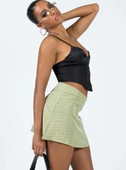 Princess Polly Kai Check Mini Skirt Green -Princess Polly Shop 3 modelinfo lola us4 97ad0143 3534 47e2 bfb0 a6c92fbc174b