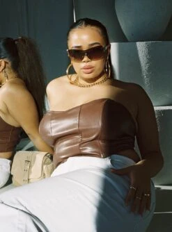 Jessica PU Bustier Brown Curve -Princess Polly Shop 3 modelinfo miccy us14 64146ce3 34fa 4965 bf73 874af795ae06