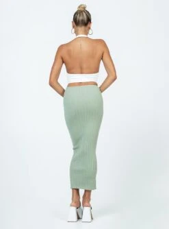 Princess Polly Rosella Midi Skirt Khaki -Princess Polly Shop 4 modelinfo Alexis us2 a2bd7119 a60f 4fd8 a662 2fe7b393536a