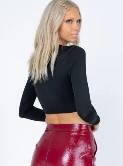 Princess Polly Louie Pleated Shirt Black -Princess Polly Shop 4 modelinfo Ira us2 cb764f86 5dfd 41bc b266 476e5c068007