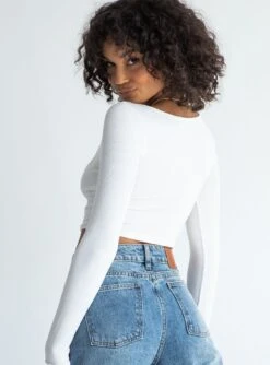 Princess Polly Summerwood Top White -Princess Polly Shop 4 modelinfo Juliette us2 3551ab9d c0c7 4b9e a306 6f65ac628df7