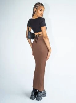 Princess Polly Leandra Maxi Skirt Brown -Princess Polly Shop 4 modelinfo Juliette us2 e2d217c5 935e 4603 a233 1df5979c41b9