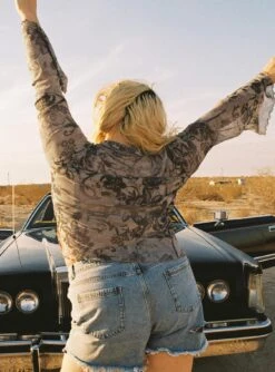 Carnival Long Sleeve Shirt Multi Curve -Princess Polly Shop 4 modelinfo Krysten us16 0edeb366 011d 4dc3 8e00 ce731baeb7d8