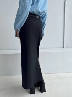 Princess Polly Datura Cargo Midi Skirt Black -Princess Polly Shop 4 modelinfo Saskia us2 a7ab38bb db42 477e a571 b3b080b20f55