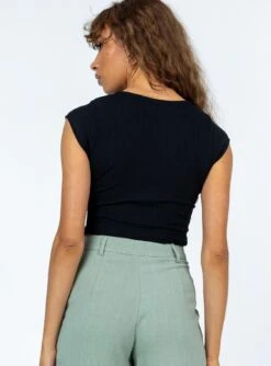 Princess Polly Indica Top Black -Princess Polly Shop 4 modelinfo alyssa us4 2c4e69b0 1ae6 468e a199 fba3fc0b0a86