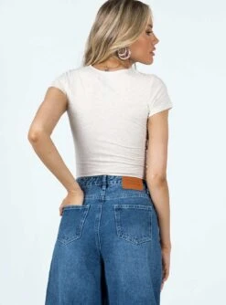 Princess Polly Destination California Tee Grey -Princess Polly Shop 4 modelinfo elly us2 02dfcf54 2e0c 49f7 8c04 80a0493a730e