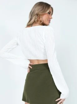 Princess Polly Jerico Long Sleeve Top White -Princess Polly Shop 4 modelinfo elly us2 d7a9f4d9 3434 467c 8001 a05e1f3869d9