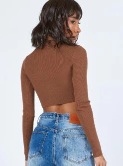 Princess Polly Elijah Long Sleeve Top Brown -Princess Polly Shop 4 modelinfo feturi us2 fb6c2656 292f 46bb 87ba 432baaa24586