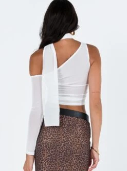 Zuffet Asymmetric Top White -Princess Polly Shop 4 modelinfo josie us2 44ea5628 0297 469f b344 fe5f81b1deea