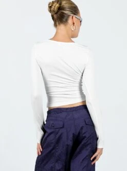 Princess Polly Horror Night Long Sleeve Top White -Princess Polly Shop 4 modelinfo kiana us2 14aab9b9 edf4 4ea8 aaae d53a6c58267e