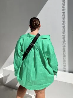 Walsh Shirt Green Curve -Princess Polly Shop 4 modelinfo riley us14 e4af1058 d1d3 4ae1 9d2c f55745b1baf6