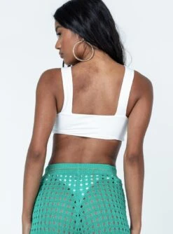 Princess Polly Keoni Top White -Princess Polly Shop 4 modelinfo yarelis us2 01240872 ad5c 4e64 a12e 4f4f6bf81211