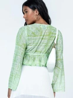 Princess Polly Zenith Long Sleeve Top Green -Princess Polly Shop 4 modelinfo yarelis us2 9caebb06 d3b6 4d65 88ec 77514b467d1a