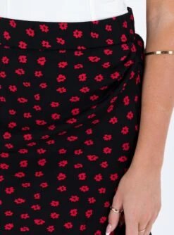 Mabel Midi Skirt Petite -Princess Polly Shop 5 modelinfo Belle us2 d63b0641 9a0e 46fe aad0 17adc0c14b2c