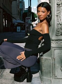 Princess Polly Weller Long Sleeve Top Black -Princess Polly Shop 5 modelinfo Kiele us4 79c13867 6683 4e07 a884 100d8d15b6cb