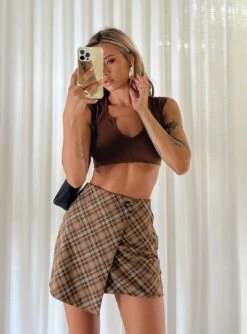 Princess Polly Davenport Mini Skirt Brown 12 Princess Polly Davenport Mini Skirt Brown -Princess Polly Shop 5 modelinfo cathlin us2 b2140319 1d1a 48d8 8ad7 7fb85952c2cf