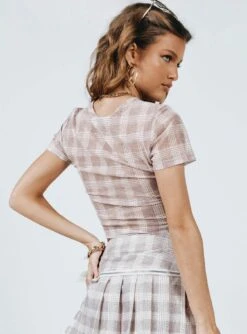 Fantasy Mesh Tee Beige Plaid -Princess Polly Shop 5 modelinfo elise us2 f25788c5 f3b6 4758 b24c 9100d527e91c