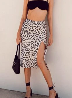 Princess Polly Nia Midi Skirt Beige -Princess Polly Shop 5 modelinfo izy US2 ec72e2b2 e023 4133 ada8 3835811a3607